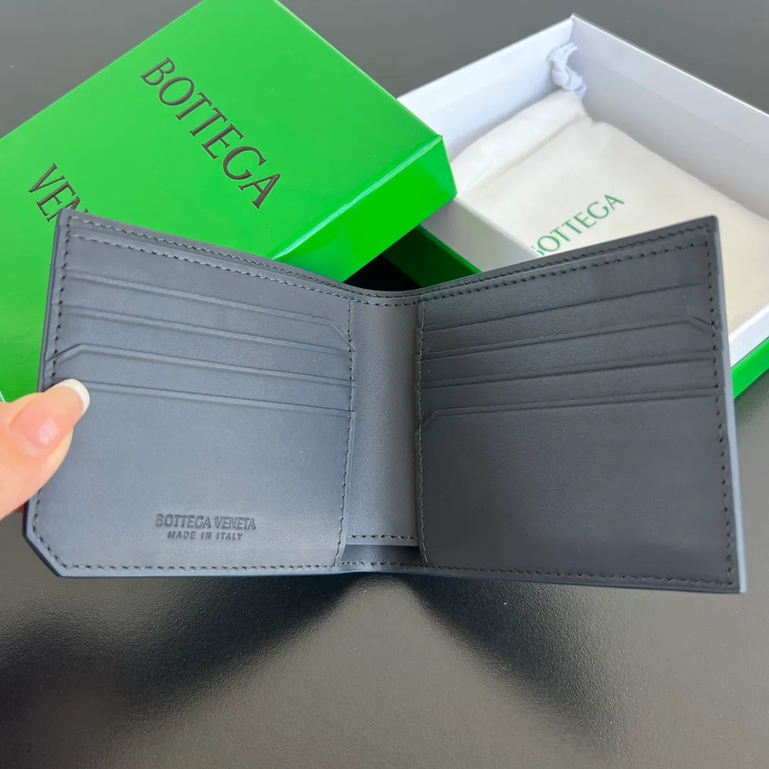 BV's new 796966 woven Piccolo Bi-Fold bi-fold wallet. Fine woven design. Fashionable and classic coexist. Classic calfskin feel. Needless to say, bi-fold short wallet. Intimate design. 8 card slots are enough for daily use. One banknote layer and two extra pockets for change, banknotes and cards to keep your storage organized. P560 Size9.5*11*0.5cm